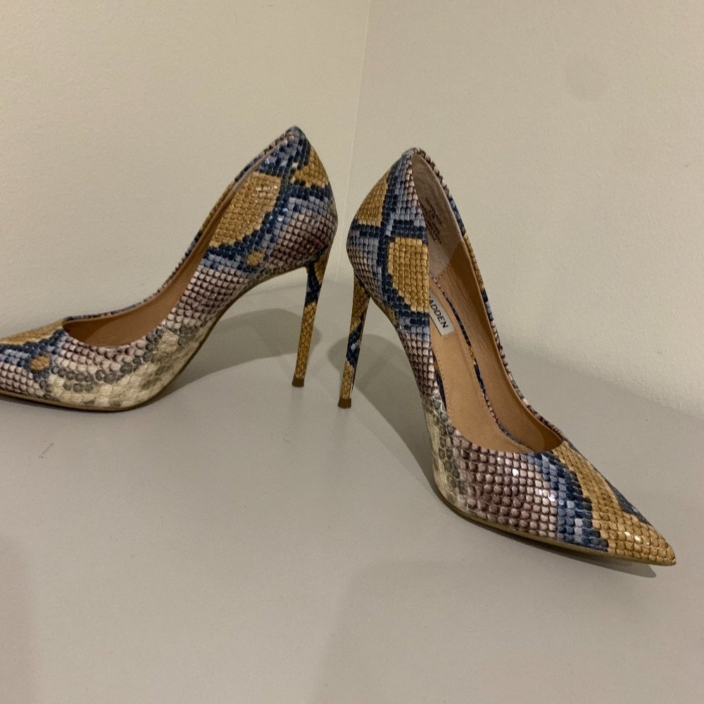 Steve Madden Blue and Yellow multi print snake skin pump